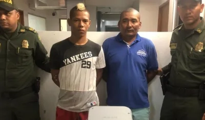 Los dos capturados por la Policía robando luminaria.