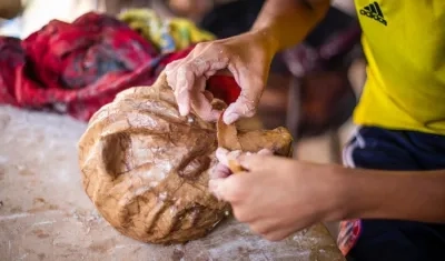 Momento de la elaboración de las máscaras.