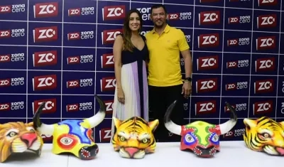 La Secretaria de Cultura del Atlántico Marcela Dávila y el artesano Luis Demetrio Llanos.