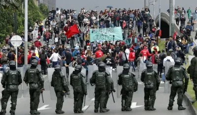 Agentes de la policía antidisturbios bloquean el paso a manifestantes