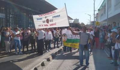 Trabajadores de los CDI del ICBF protestaron en Barranquilla.