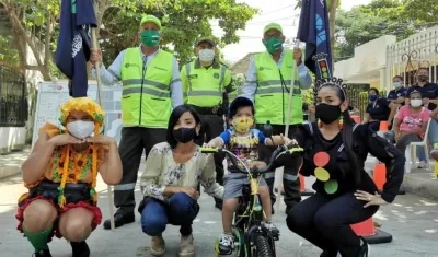 Participantes de la actividad Tránsito a tu barrio en el sector de Las Flores.