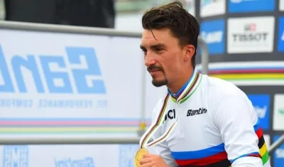 Julian Alaphilippe con la camiseta de campeón mundial. 