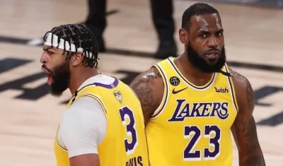 Anthony Davis y LeBron James durante el juego ante Miami Heat. 