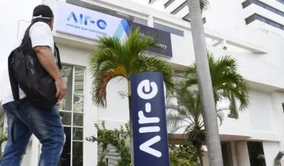 Un ciudadano pasa por la puerta de la nueva empresa Aire. 