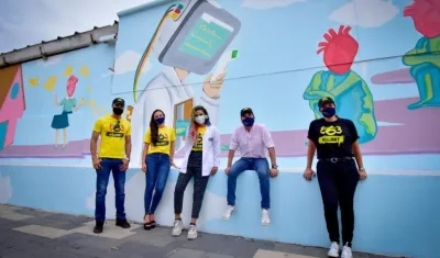 El Alcalde Jaime Pumarejo con los artistas del 'Killart', en el mural 'Héroes de la pandemia'. 