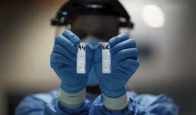 Este trabajador de la salud sostiene dos pruebas hechas en España.