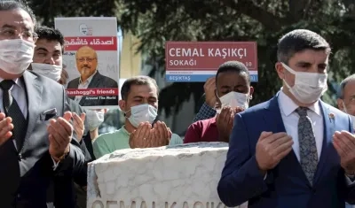 Familiares y amigos protestan frente al consulado saudí. 