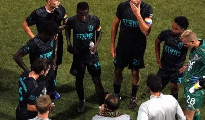 Landon Donovan habla con sus dirigidos. 