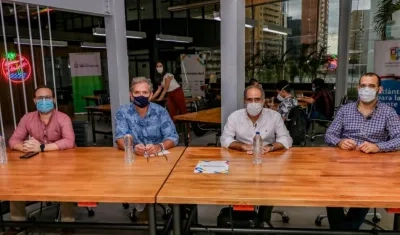 Ricardo Plata, Ómar Téllez, Francisco Posada y Camilo Cepeda Tarud, en el lanzamiento de  ‘INNgeniatón’. 