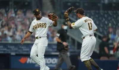 Luis Patiño recibe la felicitación de Manny Machado. 