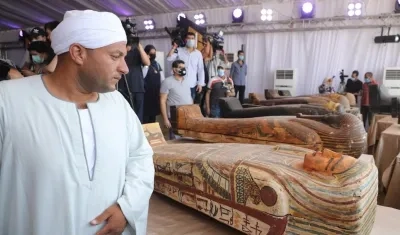 Casi una treintena de los 59 sarcófagos descubiertos yacían este sábado ante la muchedumbre.