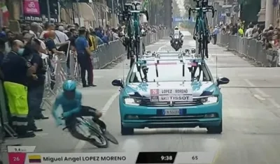 Miguel Ángel 'Superman' López, ciclista colombiano, en el momento de caída. 