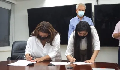 La Superintendente Natasha Avendaño suscribiendo el plan de compromisos con la representante de Air-E Heidy Calderón.