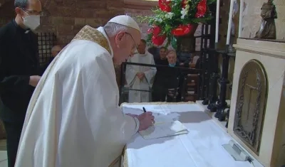 Papa Francisco en la firma de su encíclica en Asís.