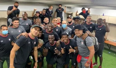 Jugadores del América de Cali celebrando en el camerino.