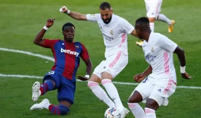 Bnezema y Vinicius en una acción de partido. 