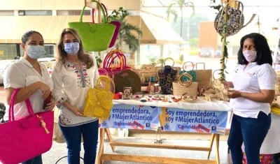 La Secretaria de la Mujer, Dorita Bolívar, con algunas participantes.