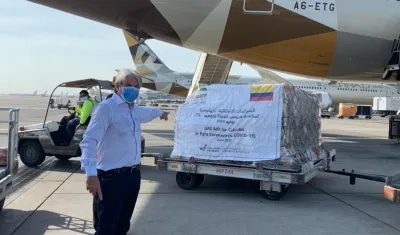 Embajador Jaime Amín, despachando la ayuda humanitaria.