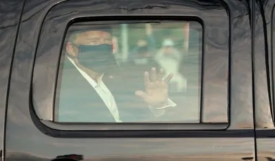 Trump salió del hospital a saludar