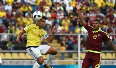 Salomón Rondón en una jugada contra Colombia.
