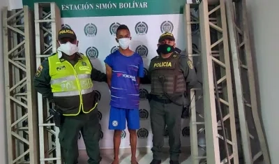 Anderson José Venera Acosta y las barandas recuperadas. 