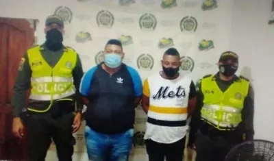 Jhonatan Stiwar Amador Castillo, alias ‘Maldad’; y Devannis Jesús Vargas Godoy, cuando fueron capturados el día de los hechos. 