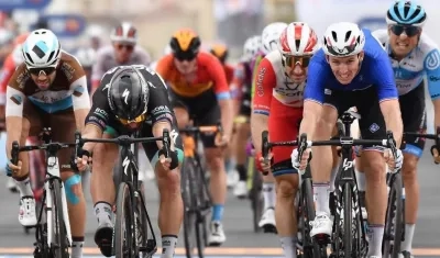 Arnaud Demare cruza la meta por delante de Peter Sagan. 