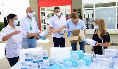 Entrega de los elementos por parte de la Gobernadora Elsa Noguera y la Secretaria de Salud, Alma Solano. 