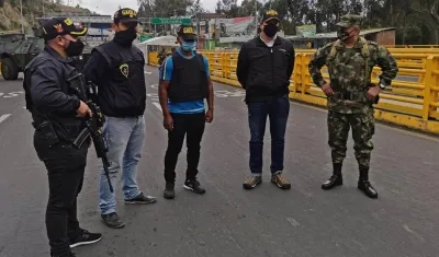  El ecuatoriano Dani M. (c), de 37 años, junto a miembros de las GAULA es devuelto a su país, el 24 de septiembre de 2020, en Tulcán (Ecuador)