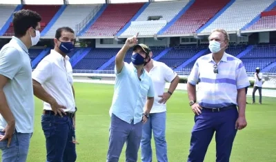 El Alcalde Jaime Pumarejo y el presidente de la FCF Ramón Jesurun, durante la visita de inspección.