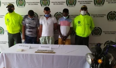 A los capturados les hallaron marihuana y cocaína durante la diligencia de allanamiento. 