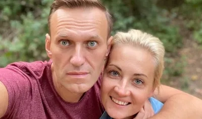 El opositor ruso Alexei Navalny y su esposa en un lugar no revelado.