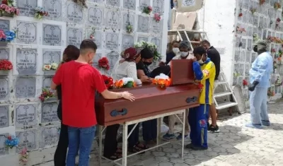 Amigos y hasta compañeros de trabajo llegaron a despedir a Joel en el cementerio. 