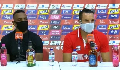 El DT Luis Amaranto Perea y el capitán Sebastián Viera, en la rueda de prensa.