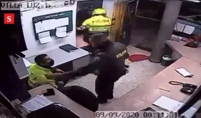 Momento en que es ingresado arrastrado Javier Ordónez al CAI de Villa Luz. 