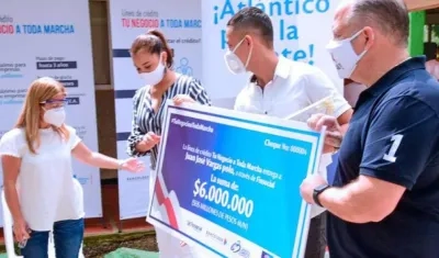 La Gobernadora Elsa Noguera entregando crédito a un beneficiario.