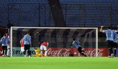 El uruguayo Luis Suárez anotando con cobro de tiro penal ante Chile.