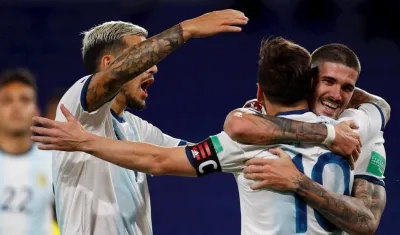 Lionel Messi festeja con sus compañeros. 