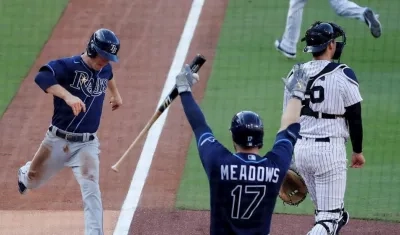Joe Wendle anota una carrera para Tampa. 