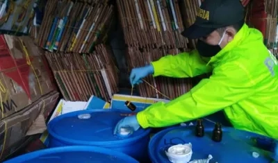 Tanques donde fue hallado el químico para la preparación de la cocaína. 