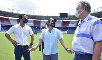 El Alcalde Jairme Pumarejo en el estadio Metropolitano con Ramón Jesurún y Gabriel Berdugo. 
