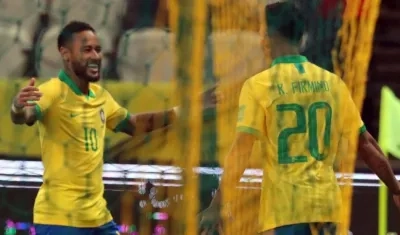 Roberto Firmino celebra un gol con Neymar