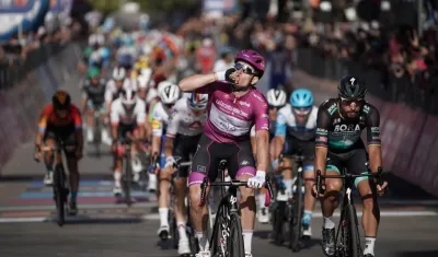 Arnaud Démare celebra su victoria. 