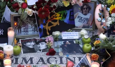 Seguidores de John Lennon le rinden homenaje. 