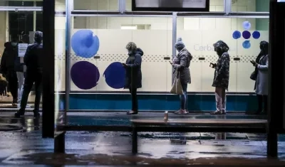 Varias personas esperan su turno en la puerta de un laboratorio de París para someterse a una prueba de coronavirus. 