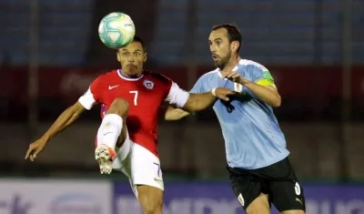Alexis Sánchez enfrenta la marca de Diego Godín. 