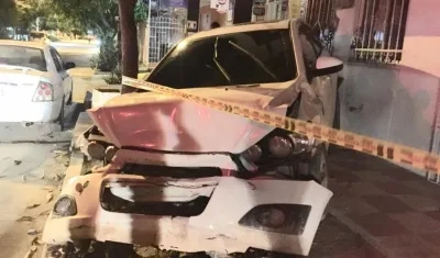 El vehículo quedó encima de la terraza de la vivienda. 