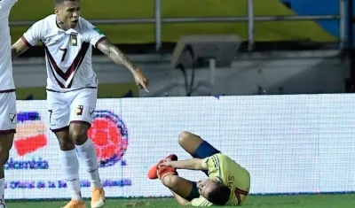 Santiago Arias al momento de su lesión. 