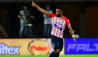 Miguel Ángel Borja celebrando el gol juniorista con Fabián Viáfara y Marlon Piedrahita